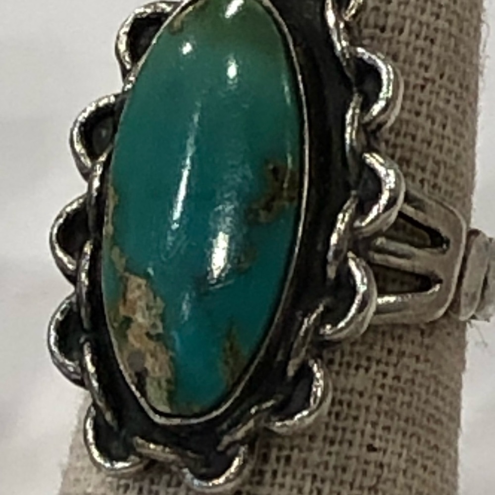 Silver and Turquoise Vintage Ring sz 8 Southwestern Design Marked Unique Style - Picture 5 of 16